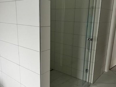 Erleben Sie den Neubauerstbezug dieser exklusiven und geräumigen 3-Zimmer-Terrassen-ETW mit einer Wohnfläche von ca. 106 m²
Genießen Sie den großen, überdachten Balkon mit traumhaftem Fernblick – der perfekte Ort zum Entspannen und Verweilen