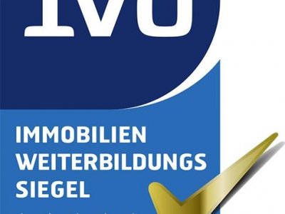 Erleben Sie den Neubauerstbezug dieser exklusiven und geräumigen 3-Zimmer-Terrassen-ETW mit einer Wohnfläche von ca. 106 m²
Genießen Sie den großen, überdachten Balkon mit traumhaftem Fernblick – der perfekte Ort zum Entspannen und Verweilen