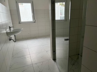 Erleben Sie den Neubauerstbezug dieser exklusiven und geräumigen 3-Zimmer-Terrassen-ETW mit einer Wohnfläche von ca. 106 m²
Genießen Sie den großen, überdachten Balkon mit traumhaftem Fernblick – der perfekte Ort zum Entspannen und Verweilen