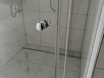 Erleben Sie den Neubauerstbezug dieser exklusiven und geräumigen 3-Zimmer-Terrassen-ETW mit einer Wohnfläche von ca. 106 m²
Genießen Sie den großen, überdachten Balkon mit traumhaftem Fernblick – der perfekte Ort zum Entspannen und Verweilen