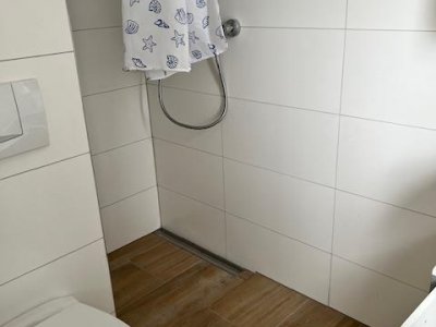 Herzlich willkommen in diesem charm. EFH, ca. 153 m² Wohnfl., das Ihnen und Ihrer Familie ein ideales Zuhause bietet. EBK, Wintergarten, ebens Rasengrst., Naturzaun, Schwedenofen, Duschbad mod. schickt neu gefliest, Bad, sep. WC, Gar, Holzpellet-Heiz neu