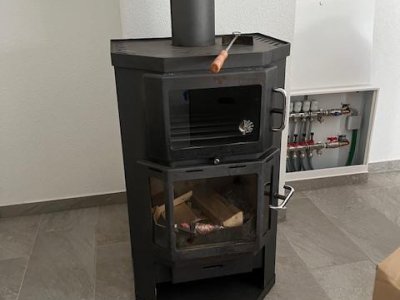 Einfamilienhaus (DHH), 7 ½ Zi, ca. 153 m² Wohnfl., in ruhiger, sonniger Lage, ideal für Familie mit Kindern, Holzpellet-HZ erneuert, mod. EBK, Wintergarten, ebenerdiges Rasengrundstück, Naturzaun, Schwedenofen, 2 Bäder, EG neuwertig, Garage