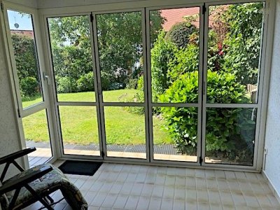 Einfamilienhaus (DHH), 7 ½ Zi, ca. 153 m² Wohnfl., in ruhiger, sonniger Lage, ideal für Familie mit Kindern, Holzpellet-HZ erneuert, mod. EBK, Wintergarten, ebenerdiges Rasengrundstück, Naturzaun, Schwedenofen, 2 Bäder, EG neuwertig, Garage