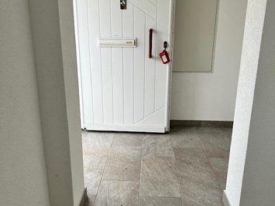 Herzlich willkommen in diesem charm. EFH, ca. 153 m² Wohnfl., das Ihnen und Ihrer Familie ein ideales Zuhause bietet. EBK, Wintergarten, ebens Rasengrst., Naturzaun, Schwedenofen, Duschbad mod. schickt neu gefliest, Bad, sep. WC, Gar, Holzpellet-Heiz neu