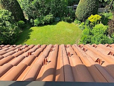 Herzlich willkommen in diesem charm. EFH, ca. 153 m² Wohnfl., das Ihnen und Ihrer Familie ein ideales Zuhause bietet. EBK, Wintergarten, ebens Rasengrst., Naturzaun, Schwedenofen, Duschbad mod. schickt neu gefliest, Bad, sep. WC, Gar, Holzpellet-Heiz neu