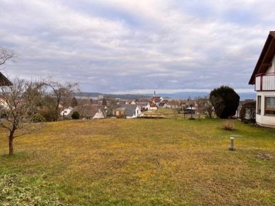 Dieses charmante derzeit vermietet EFH mit ELW befindet sich in zentraler, ruhiger Ortslage und bietet einen atemberaubenden Alpenblick. Genießen Sie die Annehmlichkeiten einer hervorragenden Lage, kombiniert mit der Ruhe, die diese Gegend zu bieten hat. 