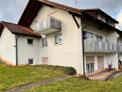 Dieses charmante derzeit vermietet EFH mit ELW befindet sich in zentraler, ruhiger Ortslage und bietet einen atemberaubenden Alpenblick. Genießen Sie die Annehmlichkeiten einer hervorragenden Lage, kombiniert mit der Ruhe, die diese Gegend zu bieten hat. 