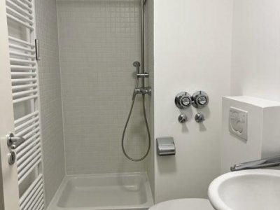 Entdecken Sie Ihre neue kernsanierte 1-Zi-Whg in ruhiger Aussichtslage.
Diese moderne Wohnung im 2. OG, Lift, bietet Ihnen alles, was Sie für ein komfortables Wohnen benötigen