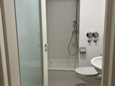 Entdecken Sie Ihre neue kernsanierte 1-Zi-Whg in ruhiger Aussichtslage.
Diese moderne Wohnung im 2. OG, Lift, bietet Ihnen alles, was Sie für ein komfortables Wohnen benötigen