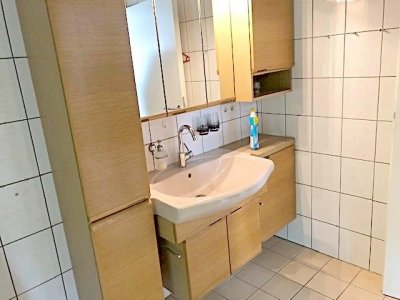 Gemütliches DHH, 3 Zi, EBK, Bad, Kunst, überdachter Freisitz, Markise, Steingarten, Springbrunnen, zentral gegenüber 
