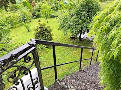 Bungalow mit grossem Garten, grosse Sonnenterrasse mit Abgang auf das Rasengrundstück, ca. 260 m² Wohnfl., EBK, offener Kamin, Sauna, Rheinblick, Schule, Kindergarten fussläufig, Bushaltestelle