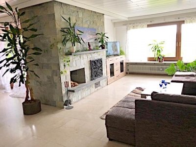 Bungalow mit grossem Garten, grosse Sonnenterrasse mit Abgang auf das Rasengrundstück, ca. 260 m² Wohnfl., EBK, offener Kamin, Sauna, Rheinblick, Schule, Kindergarten fussläufig, Bushaltestelle