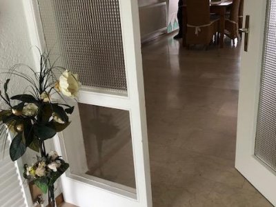 Bungalow mit grossem Garten, grosse Sonnenterrasse mit Abgang auf das Rasengrundstück, ca. 260 m² Wohnfl., EBK, offener Kamin, Sauna, Rheinblick, Schule, Kindergarten fussläufig, Bushaltestelle