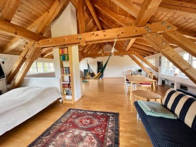 Inmitten der idyllischen Lage von Dachsberg, Nahe Klosterweiher, präsentiert sich dieses außergewöhnlich sanierte ehemalige Schwesternhaus als eine mod. Wohlfühloase. Hauptgebäude ca. 161 m² Wohnfl., zusätzl. Anbau ca. 145 m² Wohnfl.