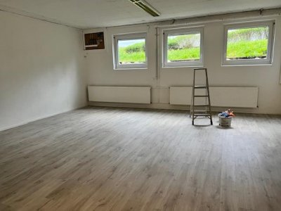 Diese großzügige UG-Whg bietet Ihnen Platz für Büro, Arbeiten
hohen Decken, ca. 104 m² Wohn- und Nutzfl., EBK, kleines Duschbad, neue Vinylböden, Gartenanteil, Gartenhausmitbenutzung