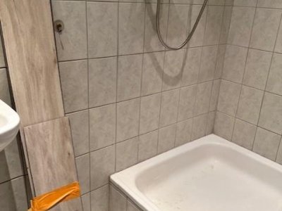 Diese großzügige UG-Whg bietet Ihnen Platz für Büro, Arbeiten
hohen Decken, ca. 104 m² Wohn- und Nutzfl., EBK, kleines Duschbad, neue Vinylböden, Gartenanteil, Gartenhausmitbenutzung