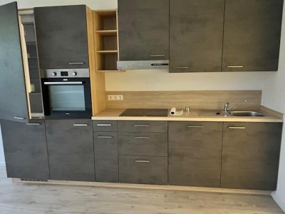 Diese großzügige UG-Whg bietet Ihnen Platz für Büro, Arbeiten
hohen Decken, ca. 104 m² Wohn- und Nutzfl., EBK, kleines Duschbad, neue Vinylböden, Gartenanteil, Gartenhausmitbenutzung