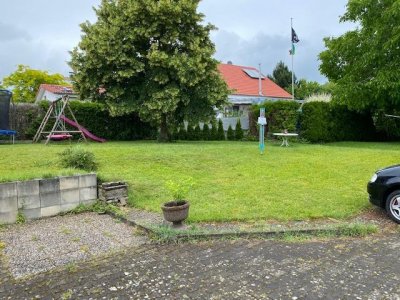 Diese großzügige UG-Whg bietet Ihnen Platz für Büro, Arbeiten
hohen Decken, ca. 104 m² Wohn- und Nutzfl., EBK, kleines Duschbad, neue Vinylböden, Gartenanteil, Gartenhausmitbenutzung