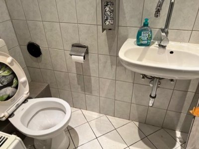 Diese großzügige UG-Whg bietet Ihnen Platz für Büro, Arbeiten
hohen Decken, ca. 104 m² Wohn- und Nutzfl., EBK, kleines Duschbad, neue Vinylböden, Gartenanteil, Gartenhausmitbenutzung