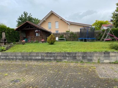 Diese großzügige UG-Whg bietet Ihnen Platz für Büro, Arbeiten
hohen Decken, ca. 104 m² Wohn- und Nutzfl., EBK, kleines Duschbad, neue Vinylböden, Gartenanteil, Gartenhausmitbenutzung