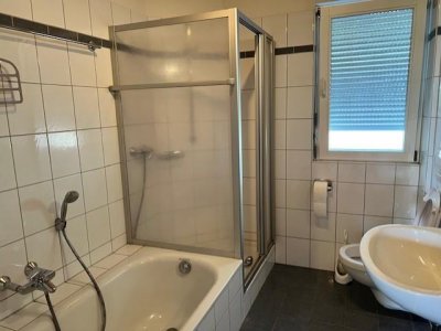 Entdecken Sie Ihre neue traumhafte gelegene 3-Zi-Whg, Rheinblick, ruhige Sackgassenlage, Waldrand, EBK, Essbar, Bad Wanne, Dusche, Fenster, Parkett, Wärmepumpe m. Solarenergie
Fahrradraum, Keller, Garage, ebenerdiger Zugang, kurzfristig frei