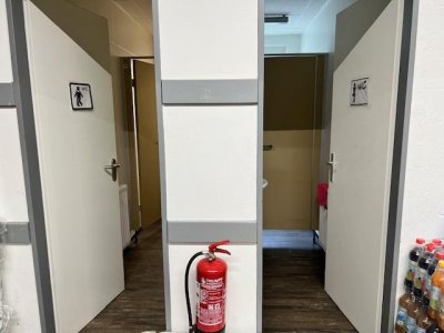 Gelegenheit: Unmittelbar am Schweizer Zoll gelegene Gewerbe-Ladenetage, ca. 650 m² Nutzfl., 25 Stpl., WC-Anlage, Büro, Rampe für Anlieferung, Lager