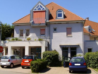 Nutzen Sie diese ideale Gelegenheit für eine nachhaltige Kapitalanlage mitten im Zentrum!Gewerbeladennutzfläche ca. 1.051,67 m², Büro / Praxis ca. 647,18 m² Nutzfl. 7 Whgen, á 2 Zi/2 ½ Zi/3 Zi./3 ½ Zi, jew. Balkon ca. 545 m² Wohnfl., hausmeisterbetreut