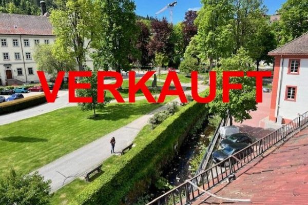VERKAUFT i. 2025 - Willkommen in Ihrer neu renovierten 4-Zi-ETW Am Kurpark, Dom, in denkmalgeschütztem Gebäude, zentral gelegen, EBK / Türen / Holzpellet-Heizung erneuert, traumhafte Aussicht auf Park