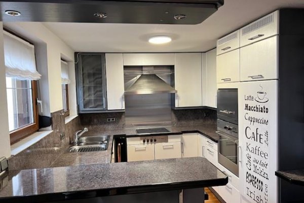 Einbauküche mit Essbar