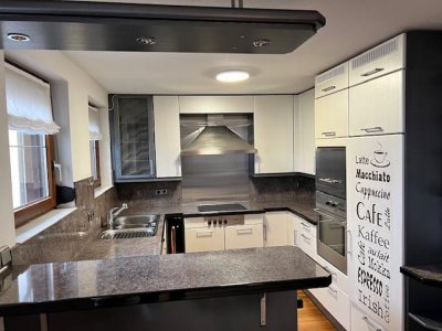 Günstige, gut ausgestattete 2-Zi-ETW, ca. 73 m² Wohnfl., Südbalkon, Alpenblick, Wintergarten, Holzpellet-Ofen + Wandplattenheiz., EBK - Essbar, Gäste-WC mit Waschmaschinenplatz, HW-Abstellraum, Bodenbeläge erneuert, sof., Einkauf fussläu