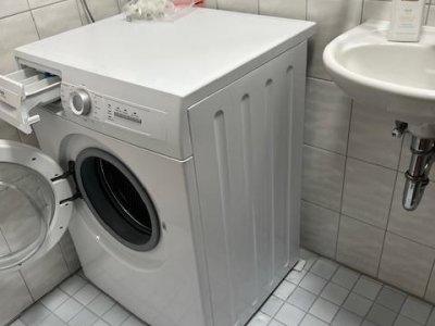 Mod. neu ausgestattete 2-Zimmer-ETW, Südbalkon, Alpenblick, Wintergarten, Holzpellet-Ofen + neue elektr. Heizelemente, EBK / Essbar, Gäste-WC mit Waschmaschinenplatz, Abstellraum, sof. 