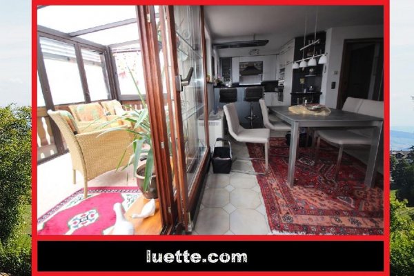 Günstige, gut ausgestattete 2-Zi-ETW, ca. 73 m² Wohnfl., Südbalkon, Alpenblick, Wintergarten, Holzpellet-Ofen + Wandplattenheiz., EBK - Essbar, Gäste-WC mit Waschmaschinenplatz, HW-Abstellraum, Bodenbeläge erneuert, sof., Einkauf fussläu
