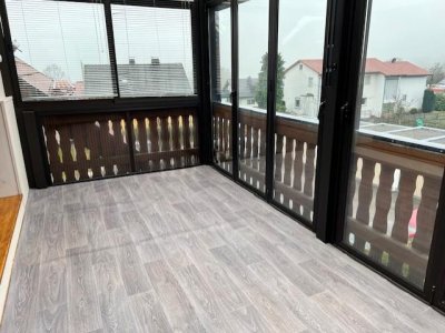 Günstige, gut ausgestattete 2-Zi-ETW, ca. 73 m² Wohnfl., Südbalkon, Alpenblick, Wintergarten, Holzpellet-Ofen + neue installierte Wandplattenheiz., EBK - Essbar, Gäste-WC mit Waschmaschinenplatz, HW-Abstellraum, Bodenbeläge erneuert, sof., Einkauf fussläu