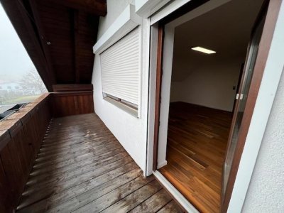 Mod. neu ausgestattete 2-Zimmer-ETW, Südbalkon, Alpenblick, Wintergarten, Holzpellet-Ofen + neue elektr. Heizelemente, EBK / Essbar, Gäste-WC mit Waschmaschinenplatz, Abstellraum, sof. 