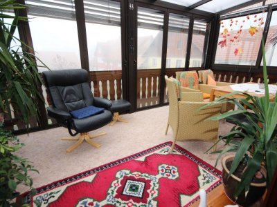 Günstige, gut ausgestattete 2-Zi-ETW, ca. 73 m² Wohnfl., Südbalkon, Alpenblick, Wintergarten, Holzpellet-Ofen + Wandplattenheiz., EBK - Essbar, Gäste-WC mit Waschmaschinenplatz, HW-Abstellraum, Bodenbeläge erneuert, sof., Einkauf fussläu