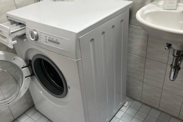 Gäste-WC mit Waschmaschinenplatz 