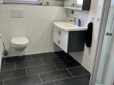 Mod. neu ausgestattete 2-Zimmer-ETW, Südbalkon, Alpenblick, Wintergarten, Holzpellet-Ofen + neue elektr. Heizelemente, EBK / Essbar, Gäste-WC mit Waschmaschinenplatz, Abstellraum, sof. 