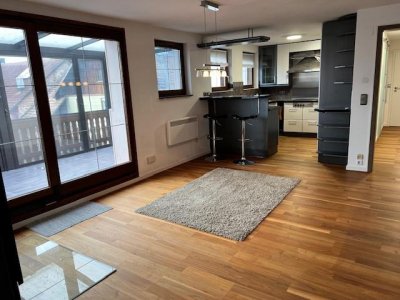 Mod. neu ausgestattete 2-Zimmer-ETW, Südbalkon, Alpenblick, Wintergarten, Holzpellet-Ofen + neue elektr. Heizelemente, EBK / Essbar, Gäste-WC mit Waschmaschinenplatz, Abstellraum, sof. 