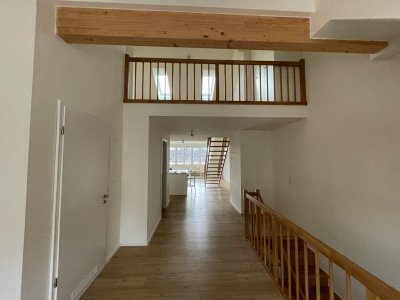 Waldshut-Innenstadt, Rheinstraße, Panoramarheinblick, energetisch sanierte, lichtdurchflutete Studio-Whg., ca. 89 m² Wohnfl., exklusive, hochwertige, gut ausgestattete EBK Essbar, Einbauten, Galerie, günstiger Energieverbrauch / eigene Etagenheiz. m. in