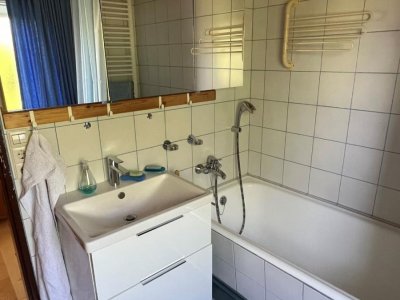 Gepflegtes, regelmässig renoviertes EFH, gr. Sonnenterrasse, alter Baumbestand, ruhige Lage, Zentralheizung von 2004, Schwedenofen, Kunst, Garage