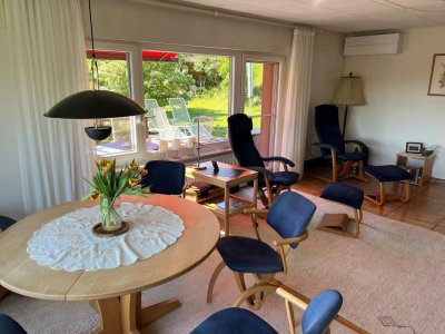 Charmantes, gepflegtes, regelmässig renov. EFH mit idyllischem Gartenfreisitz und hochwertiger Ausstattung – Ihr neues Zuhause mit traumhaftem Bergblick
gr. Sonnenterr., alter Baumbestand, ruh. Lage, Zentralheizung von 2004, Schwedenofen, Kunst, Garage