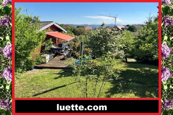 Charmantes EFH mit grossem Grundstück ca. 1.100m², Gartenhaus, alter Baumbestand, Garage, Öl-Brennwertheizung
vom Schreiner gefertigte Massiv-Küche hell, Schwedenofen mit Specksteinplatten, Westterrasse, Klimaanlage, Tepidarium (Wärmeraum)