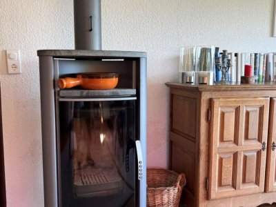 Charmantes, gepflegtes, regelmässig renov. EFH mit idyllischem Gartenfreisitz und hochwertiger Ausstattung – Ihr neues Zuhause mit traumhaftem Bergblick
gr. Sonnenterr., alter Baumbestand, ruh. Lage, Zentralheizung von 2004, Schwedenofen, Kunst, Garage