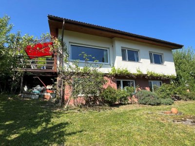 Charmantes EFH mit grossem Grundstück ca. 1.100m², Gartenhaus, alter Baumbestand, Garage, Öl-Brennwertheizung
vom Schreiner gefertigte Massiv-Küche hell, Schwedenofen mit Specksteinplatten, Westterrasse, Klimaanlage, Tepidarium (Wärmeraum)