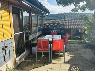 Idyllisch, in der Natur eingebettet gelegenes Wohn- auch Ferienhaus, Waldrand, Sackgasse, Eckgrundstück ca. 660 m², in ruhiger Ortsrandalleinlage, Wintergarten, Terrasse, Markise, Freisitz, ZH, Holzpellet, Schwedenofen, Garage