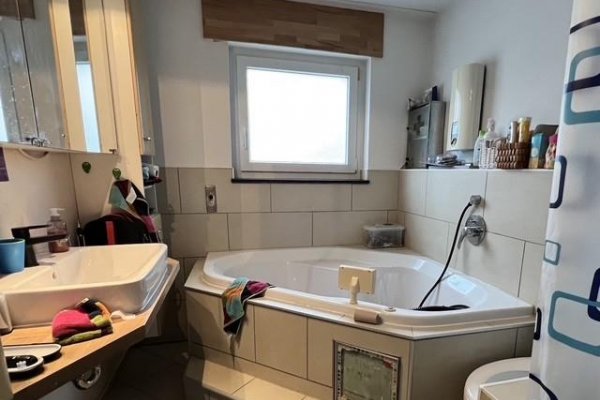 Badezimmer mit Badewanne