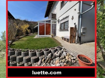In sonniger Sackgassenlage, EBK, ELW, freist., Bj. 91, EG+OG 5 ½ Zi., EBK, gr. tiefer Balkon, schöner Blick auf Wutöschinger Berg, Westgrundstück mit Gartenhaus und Platz für Pool, Garage, GG: sep. zugänglich, Wintergarten, Kamin, Gartenfreisitz, Garage