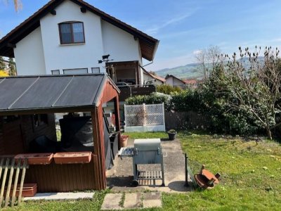 In sonniger Sackgassenlage, EBK, ELW, freist., Bj. 91, EG+OG 5 ½ Zi., EBK, gr. tiefer Balkon, schöner Blick auf Wutöschinger Berg, Westgrundstück mit Gartenhaus und Platz für Pool, Garage, GG: sep. zugänglich, Wintergarten, Kamin, Gartenfreisitz, Garage