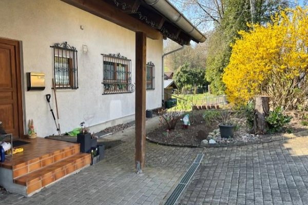 überdachter Eingang