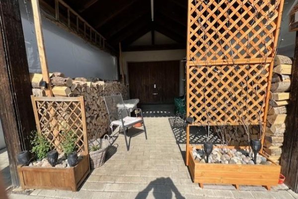 Carport, dahinter Garage